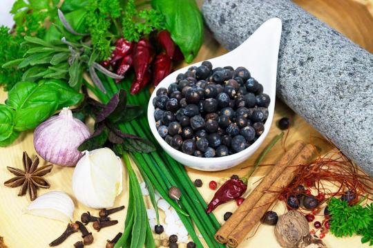Wacholderbeeren ganz